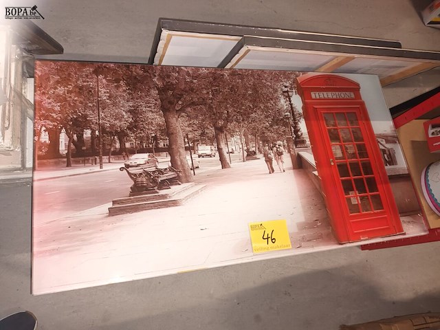 Lot 46 - salontafel met glazen blad - afbeelding 1 van  3