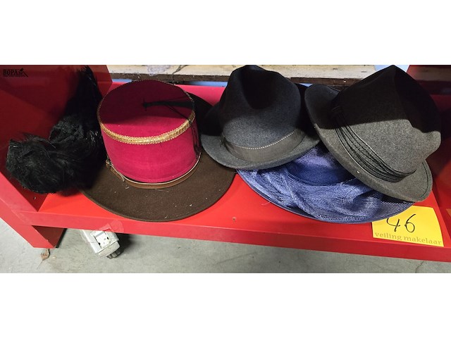 Lot 46 - vintage dames-en heren hoeden 5 stuks - afbeelding 1 van  3