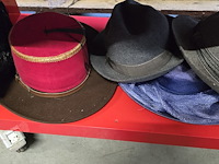 Lot 46 - vintage dames-en heren hoeden 5 stuks - afbeelding 1 van  3