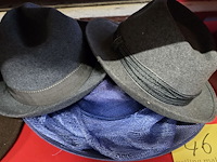 Lot 46 - vintage dames-en heren hoeden 5 stuks - afbeelding 3 van  3