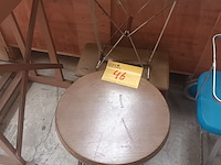 Lot 46 - voetenbankjes, stoeltje en plantentafel - afbeelding 1 van  4