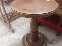 Lot 46 - voetenbankjes, stoeltje en plantentafel - afbeelding 2 van  4