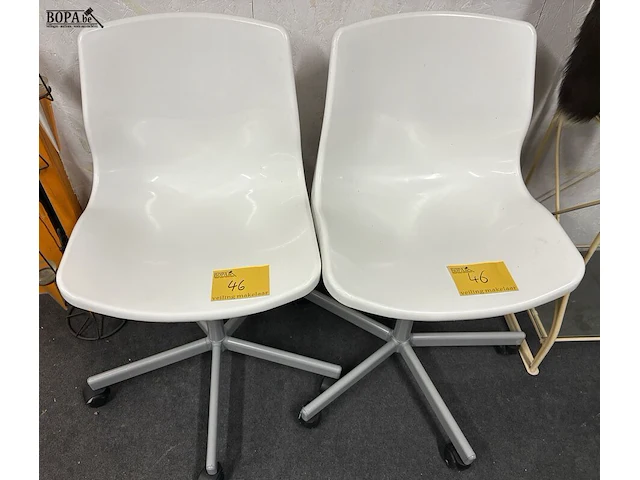 Lot 46 - witte kunststof bureaustoel - 2 stuks - afbeelding 1 van  3