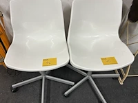 Lot 46 - witte kunststof bureaustoel - 2 stuks