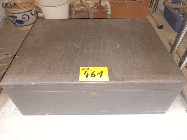 Lot 461 - zwarte houten koffer - afbeelding 1 van  3