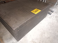 Lot 461 - zwarte houten koffer - afbeelding 2 van  3