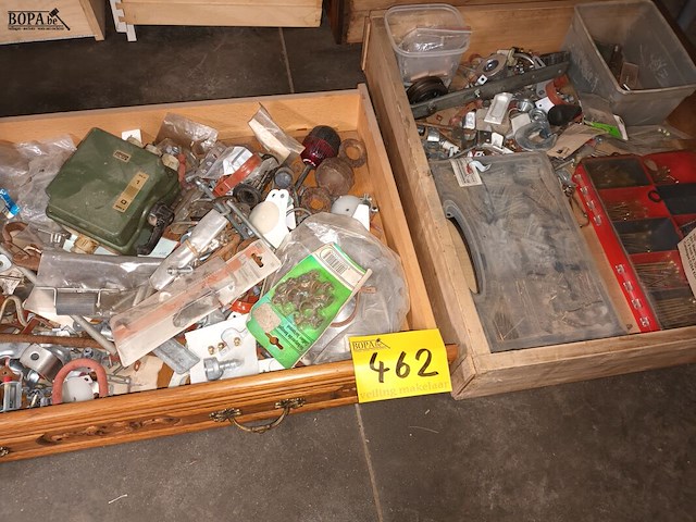 Lot 462 - doe-het-zelf materiaal. 2 bakken - afbeelding 1 van  3