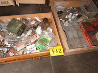 Lot 462 - doe-het-zelf materiaal. 2 bakken - afbeelding 1 van  3