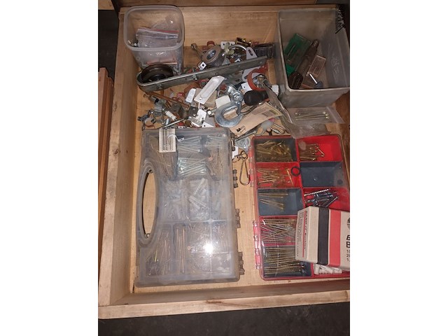 Lot 462 - doe-het-zelf materiaal. 2 bakken - afbeelding 2 van  3