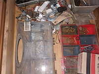 Lot 462 - doe-het-zelf materiaal. 2 bakken - afbeelding 2 van  3