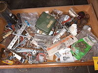 Lot 462 - doe-het-zelf materiaal. 2 bakken - afbeelding 3 van  3