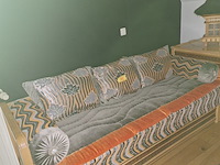 Lot 462 - zitbank met kussens - afbeelding 2 van  3