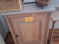 Lot 465 - houten bijzetkastje - afbeelding 1 van  1