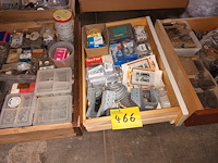 Lot 466 - doe-het-zelf materiaal. 3 bakken - afbeelding 1 van  4