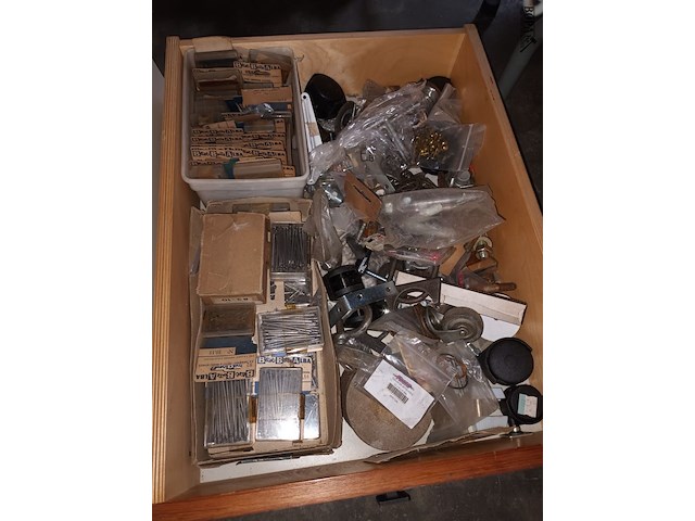 Lot 466 - doe-het-zelf materiaal. 3 bakken - afbeelding 2 van  4