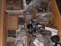 Lot 466 - doe-het-zelf materiaal. 3 bakken - afbeelding 2 van  4