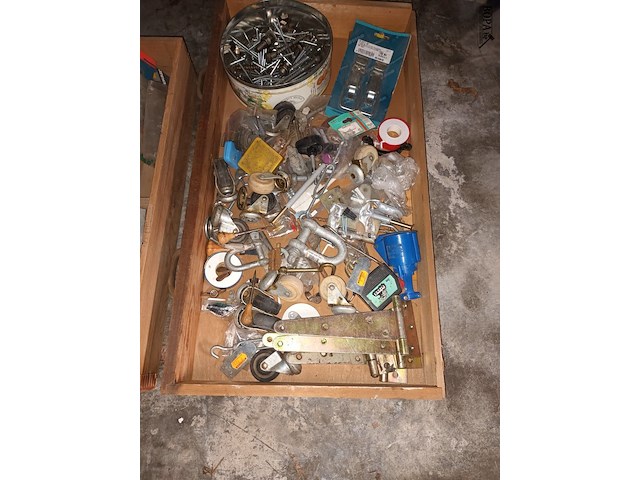 Lot 468 - doe-het-zelf materiaal. 3 bakken - afbeelding 2 van  4