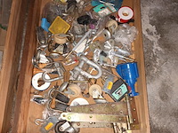 Lot 468 - doe-het-zelf materiaal. 3 bakken - afbeelding 2 van  4