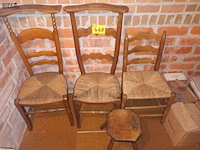 Lot 468 - kerkstoelen, krukje en stoel. 4 stuks - afbeelding 1 van  4