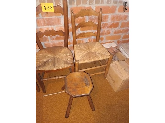 Lot 468 - kerkstoelen, krukje en stoel. 4 stuks - afbeelding 3 van  4