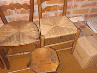 Lot 468 - kerkstoelen, krukje en stoel. 4 stuks - afbeelding 3 van  4