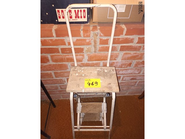 Lot 469 - keukentrapje - afbeelding 1 van  3