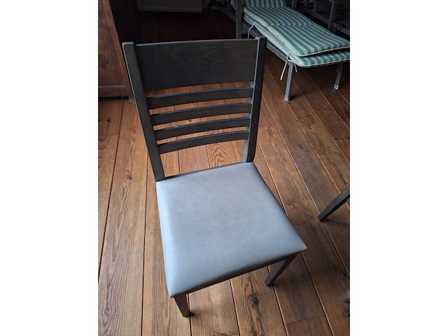 Lot 469 - tafel met 6 stoelen - afbeelding 3 van  3