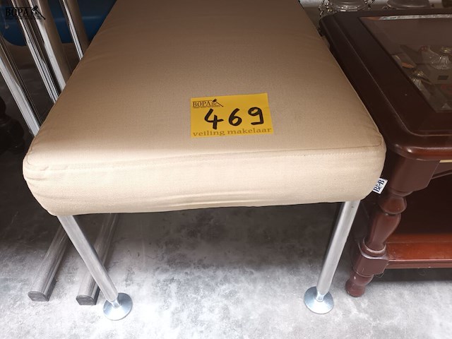 Lot 469 - voetenbankje b italia - afbeelding 1 van  3