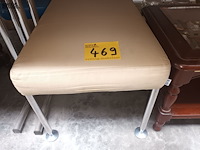 Lot 469 - voetenbankje b italia - afbeelding 1 van  3