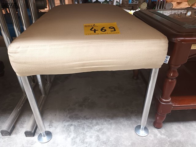 Lot 469 - voetenbankje b italia - afbeelding 2 van  3