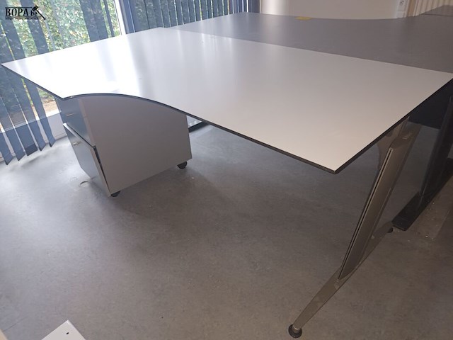 Lot 47 - bureau met ladeblok - afbeelding 1 van  3