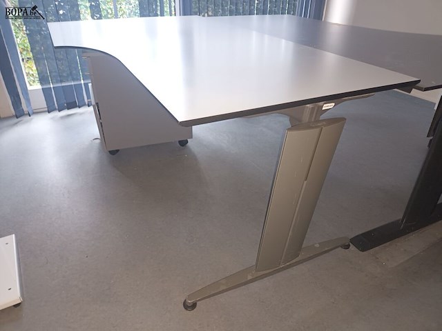 Lot 47 - bureau met ladeblok - afbeelding 2 van  3