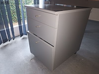 Lot 47 - bureau met ladeblok - afbeelding 3 van  3