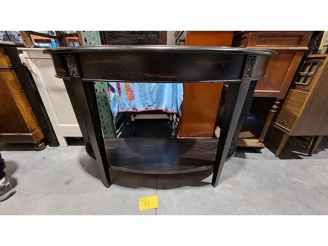 Lot 47 - donker halfronde houten sidetable art deco met sierlijk hout - afbeelding 1 van  5