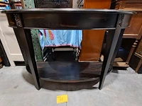 Lot 47 - donker halfronde houten sidetable art deco met sierlijk hout - afbeelding 1 van  5