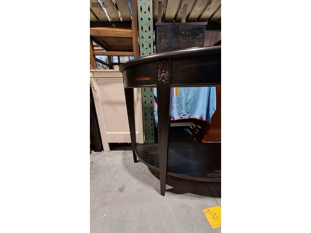 Lot 47 - donker halfronde houten sidetable art deco met sierlijk hout - afbeelding 2 van  5