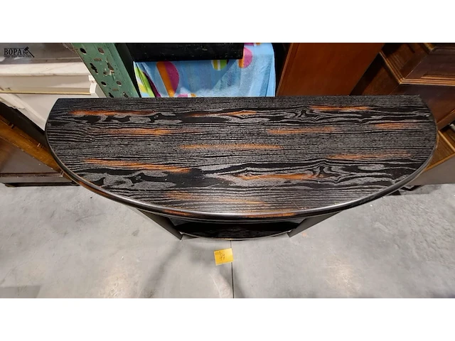 Lot 47 - donker halfronde houten sidetable art deco met sierlijk hout - afbeelding 3 van  5