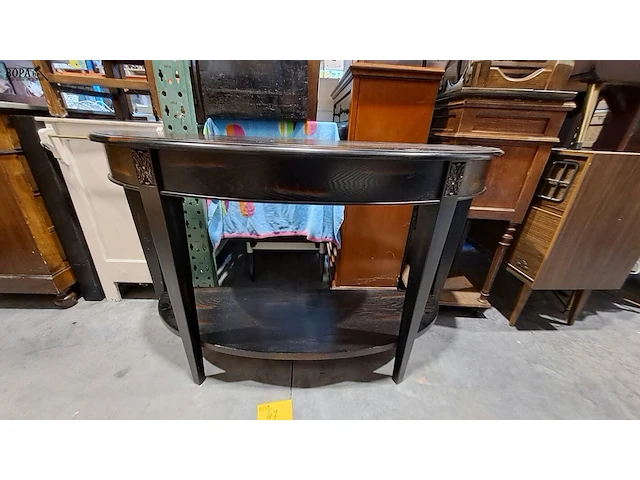 Lot 47 - donker halfronde houten sidetable art deco met sierlijk hout - afbeelding 4 van  5