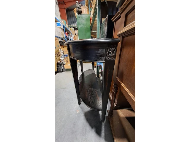 Lot 47 - donker halfronde houten sidetable art deco met sierlijk hout - afbeelding 5 van  5
