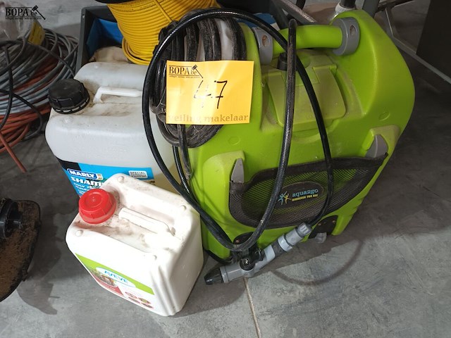 Lot 47 - draagbare watertank en sproeistoffen - afbeelding 1 van  5