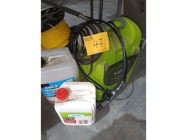 Lot 47 - draagbare watertank en sproeistoffen - afbeelding 2 van  5