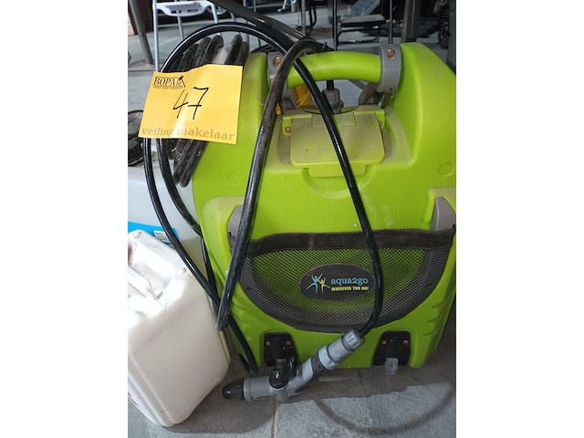 Lot 47 - draagbare watertank en sproeistoffen - afbeelding 3 van  5
