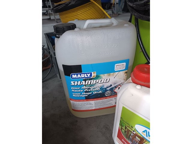 Lot 47 - draagbare watertank en sproeistoffen - afbeelding 4 van  5