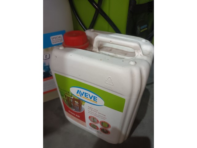 Lot 47 - draagbare watertank en sproeistoffen - afbeelding 5 van  5