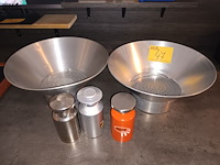 Lot 47 - frietlekbakken en zoutvaten. 5 stuks - afbeelding 1 van  4