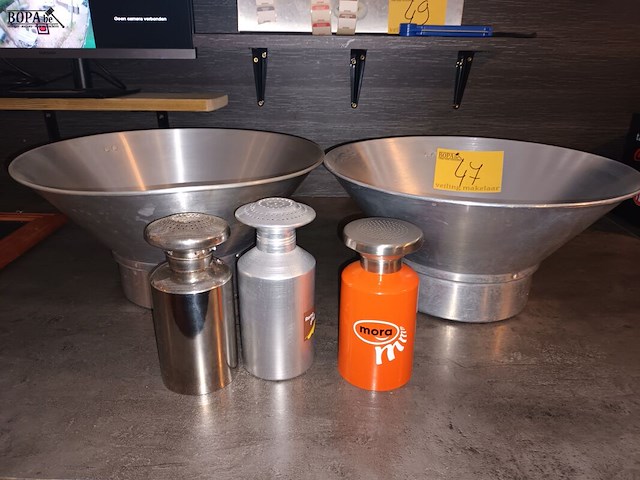 Lot 47 - frietlekbakken en zoutvaten. 5 stuks - afbeelding 2 van  4