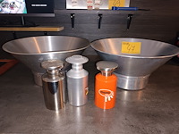 Lot 47 - frietlekbakken en zoutvaten. 5 stuks - afbeelding 2 van  4