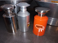 Lot 47 - frietlekbakken en zoutvaten. 5 stuks - afbeelding 3 van  4