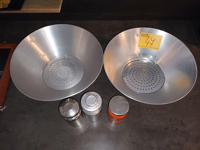 Lot 47 - frietlekbakken en zoutvaten. 5 stuks - afbeelding 4 van  4