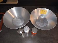 Lot 47 - frietlekbakken en zoutvaten. 5 stuks - afbeelding 4 van  4